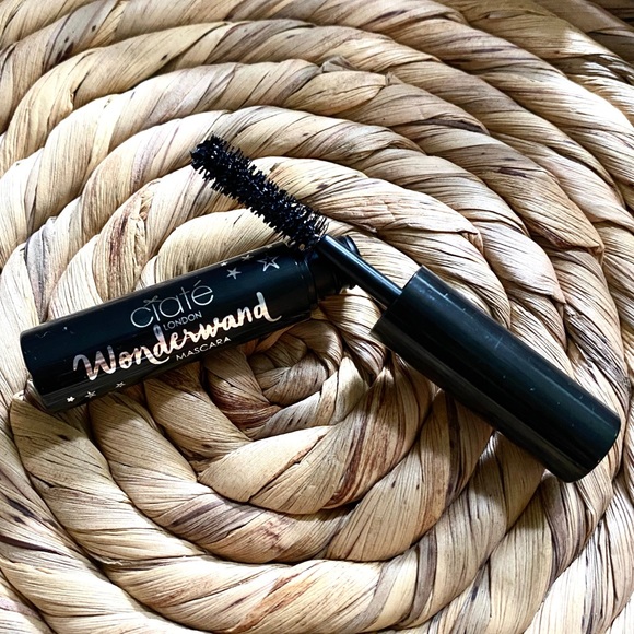Wonderwand Intensely Volumising Mascara Black - Picture 5 of 5
